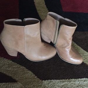 Beautiful Tan Vince Camuto 🌹